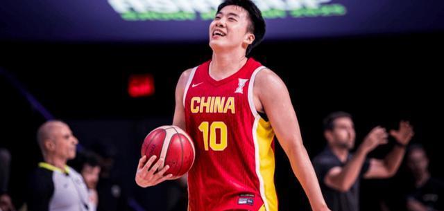 王俊杰是这个赛季的励志代表，从边缘球员到中国男篮主力首发球员