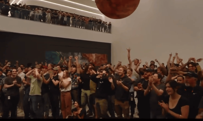 马斯克“星舰”第十次试飞终成功，现场沸腾！