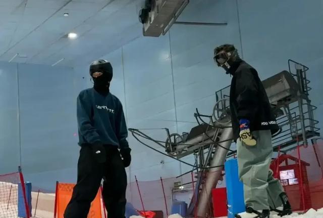 网友晒谢霆锋父子合影，一起在国外滑雪动作好酷炫，谢霆锋懂事了