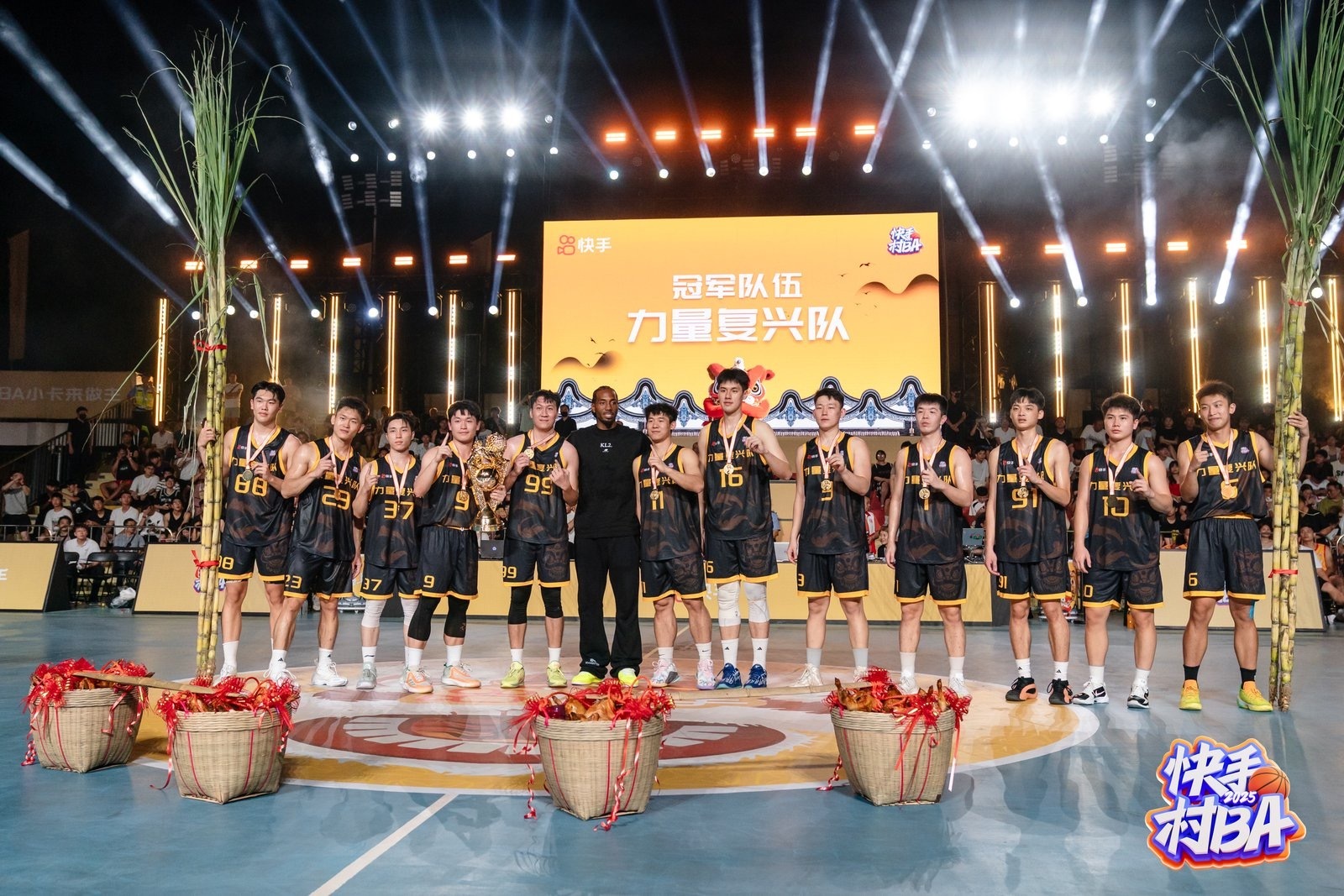 穿唐装、学咏春！NBA球星伦纳德空降广州