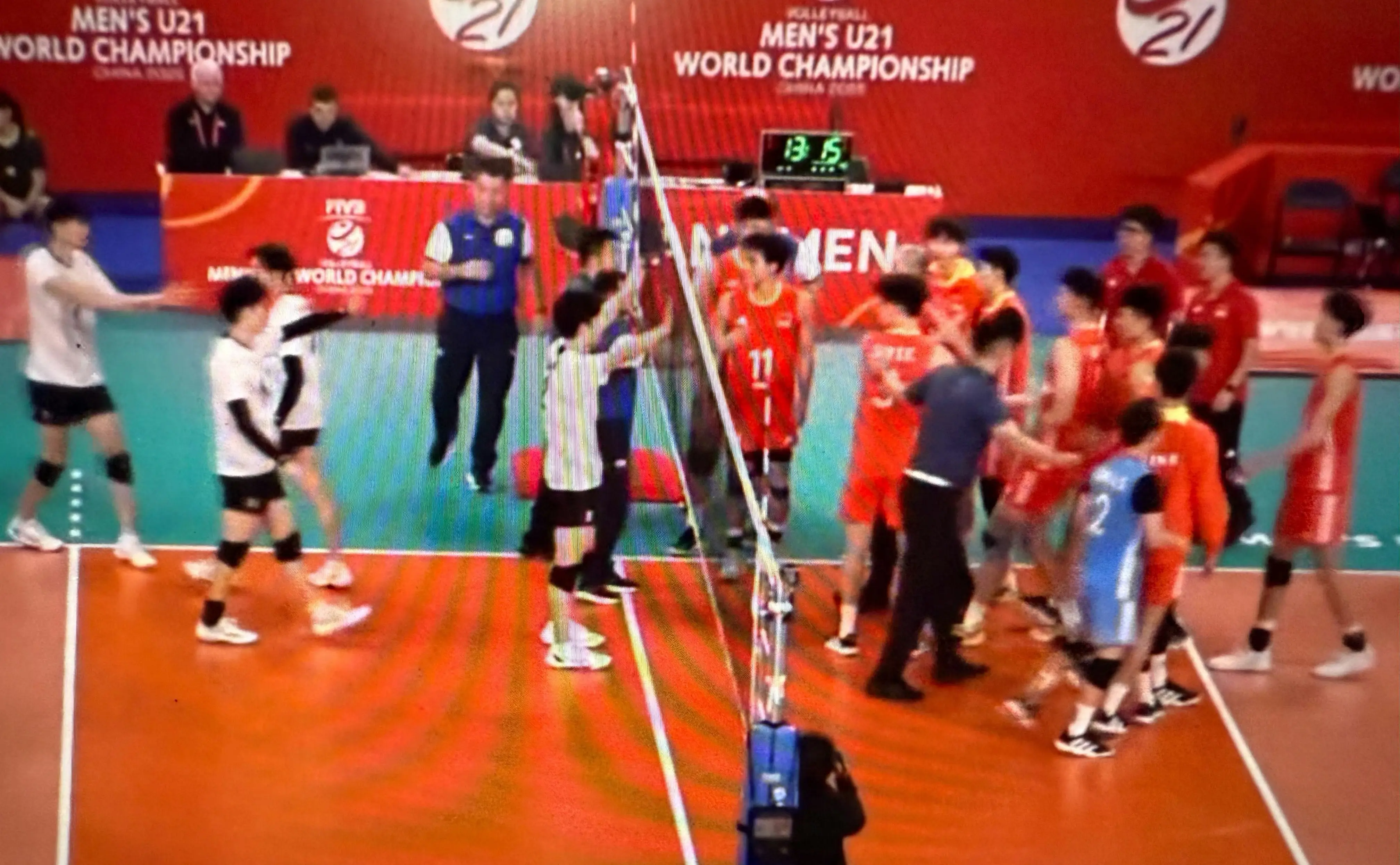3：2！锁定八强，中国队淘汰日本，赛后险酿冲突，副攻后继有人