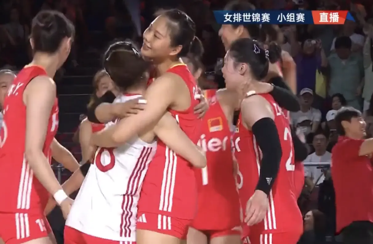 女排横扫多米尼加！全员欢呼庆祝，吴梦洁抱庄宇珊，赵勇开心坏了
