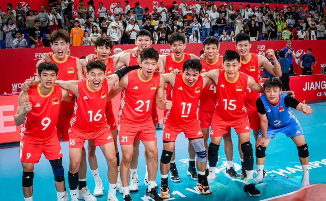 3：2！锁定八强，中国队淘汰日本，赛后险酿冲突，副攻后继有人