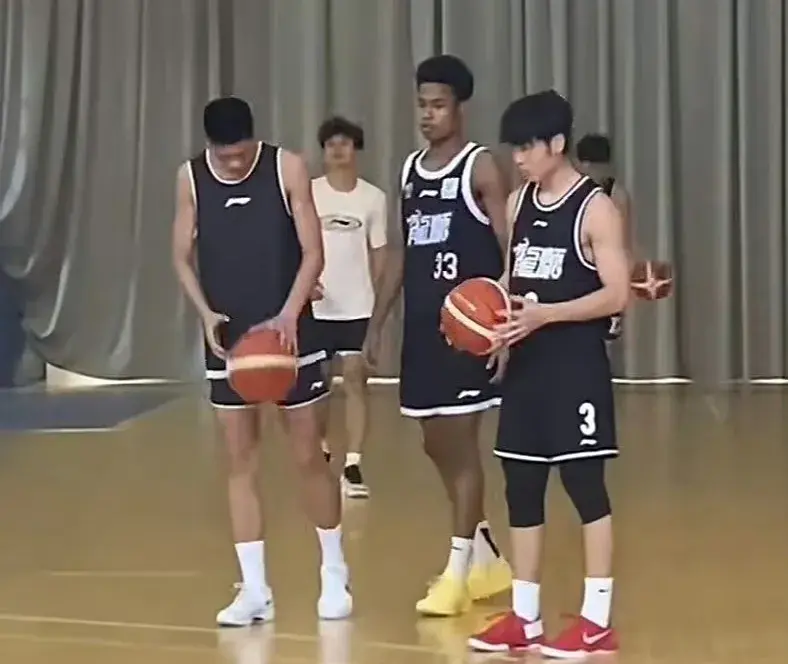 广东男篮年轻球员已经到广州试训，围绕焦泊乔的交易看来进展顺利