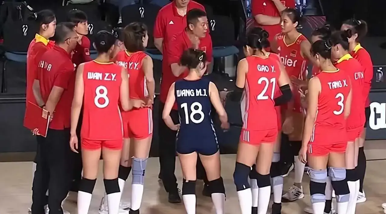 世锦赛一夜变天！卫冕冠军翻车，日本女排杀疯了，中国队8强在望