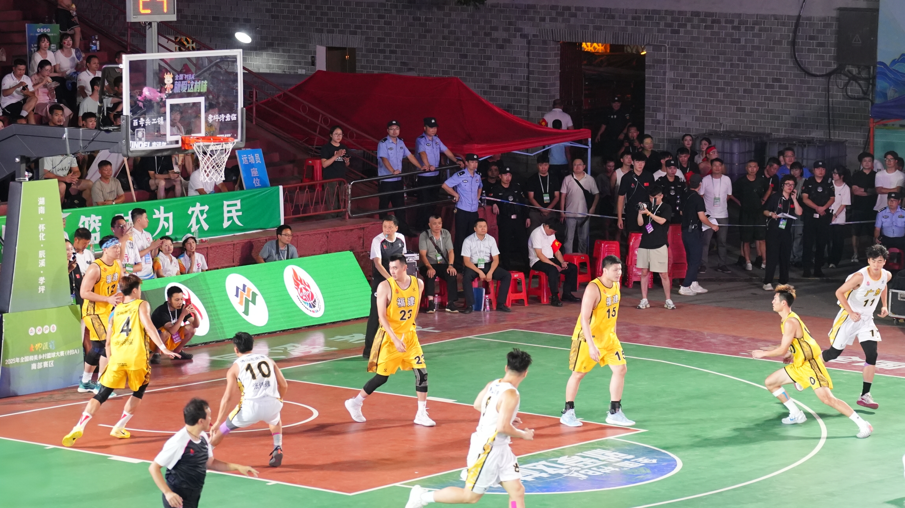 全国“村BA”南部赛区收官，东道主辰溪队力挽狂澜获季军：通过篮球感受到快乐和团结