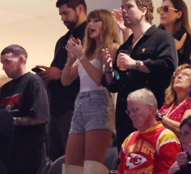 霉霉订婚热搜炸了！NFL硬汉求婚太甜，粉丝喊话别改姓？