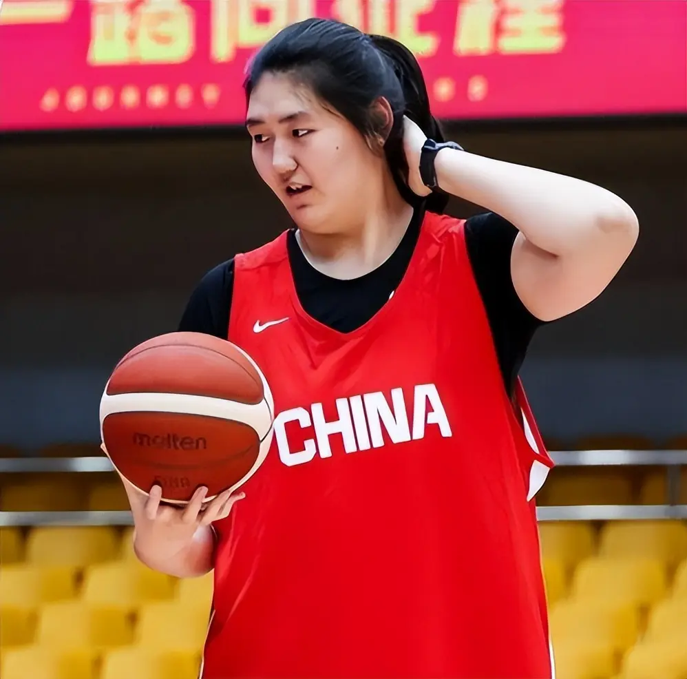 女篮集训风波：人齐了，“核心”张子宇出意外，宫鲁鸣亲自盯场