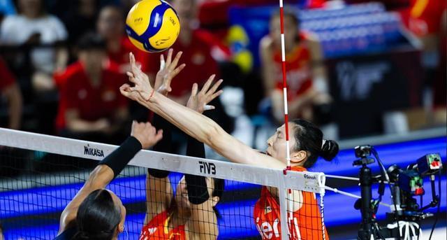3-2！女排世锦赛：世界第三超级逆转，全队狂庆祝；中国双喜临门