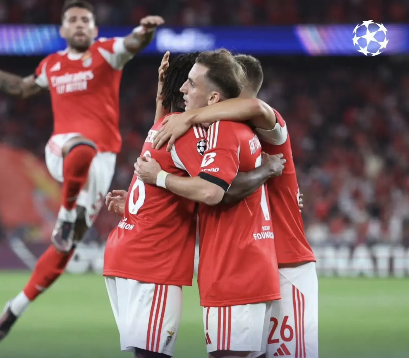 一场0-1让穆帅无缘欧冠！水货前锋现形：短短11天，吃红牌+丢点球