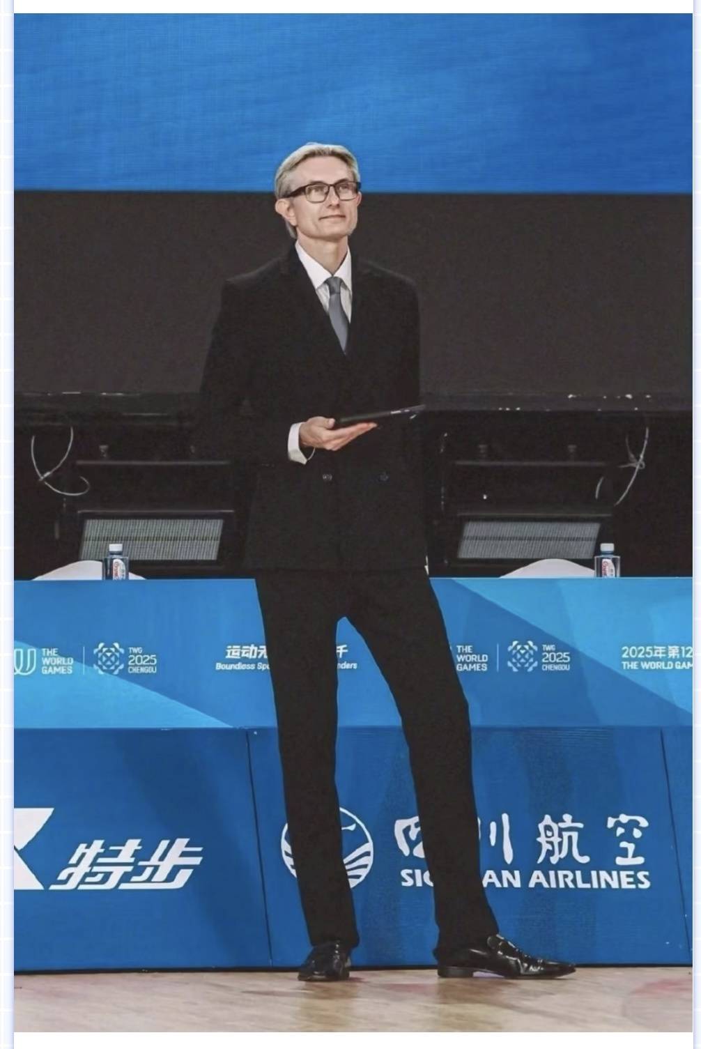 “九头身裁判”谢尔盖•辛金斯将于9月空降成都？官方：将执裁世界体育舞蹈大赛