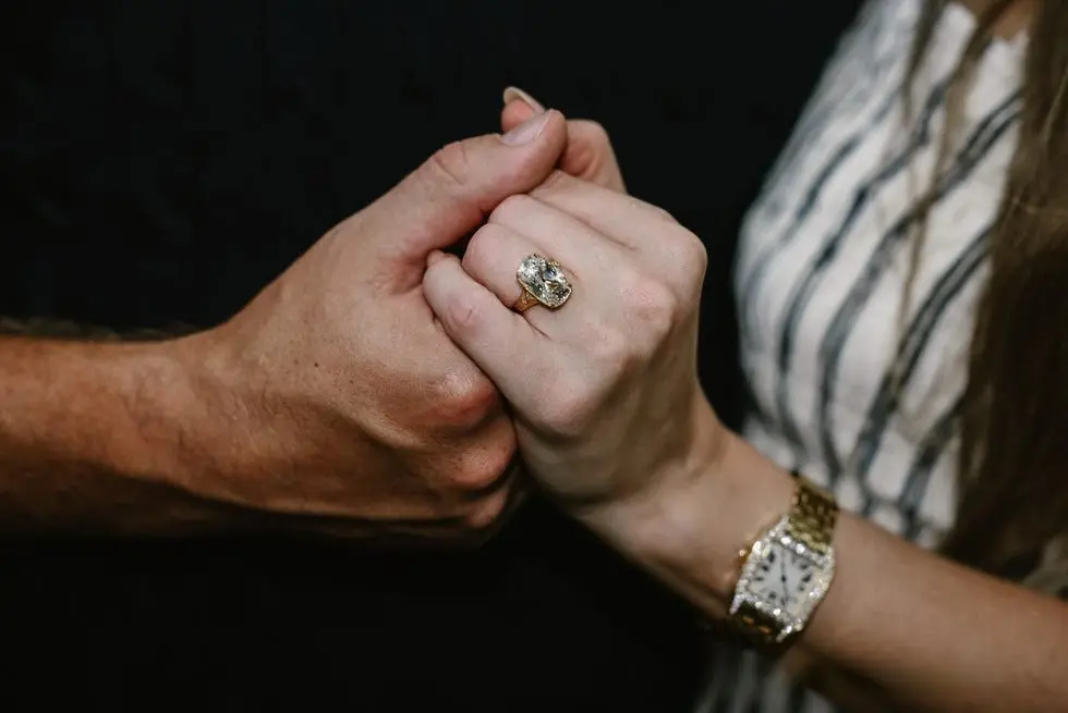 泰勒·斯威夫特官宣订婚：你的英文老师和体育老师要结婚了！