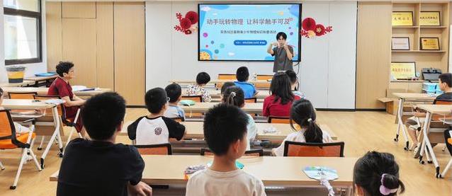 孩子摆弄牛顿摆惊呆家长，社区活动点燃科学梦！