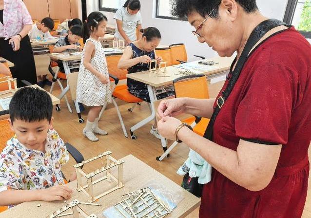 孩子摆弄牛顿摆惊呆家长，社区活动点燃科学梦！