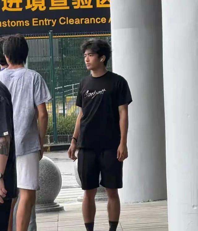 谢霆锋带大儿子迪拜玩赛车，两父子走路插口袋戴墨镜一样帅气十足