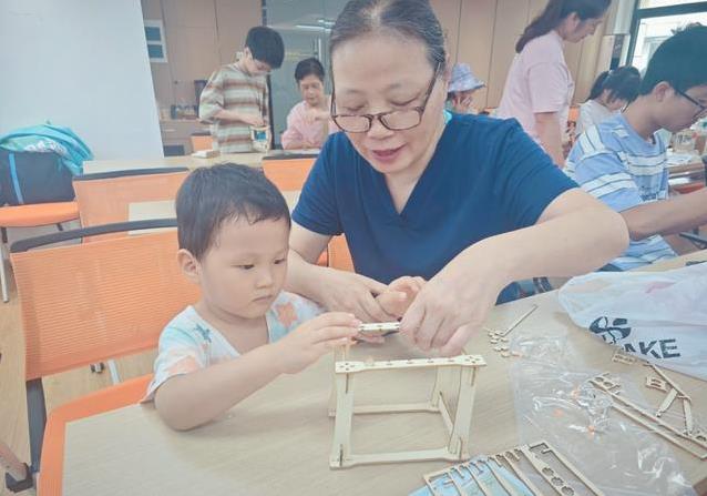 孩子摆弄牛顿摆惊呆家长，社区活动点燃科学梦！