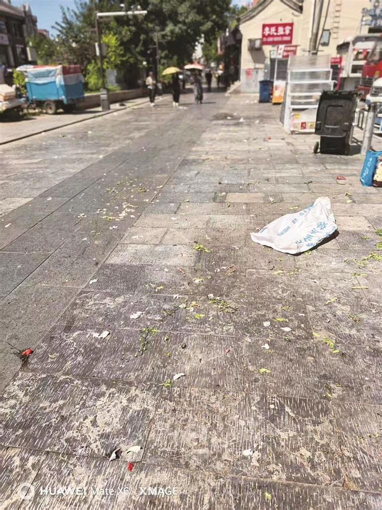 摊贩撤摊后垃圾“霸街” 居民盼还整洁环境