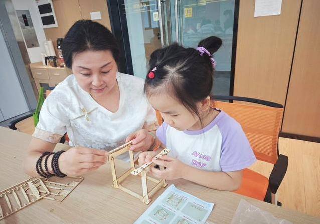 孩子摆弄牛顿摆惊呆家长，社区活动点燃科学梦！