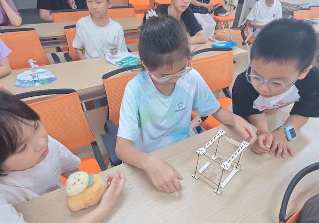 孩子摆弄牛顿摆惊呆家长，社区活动点燃科学梦！
