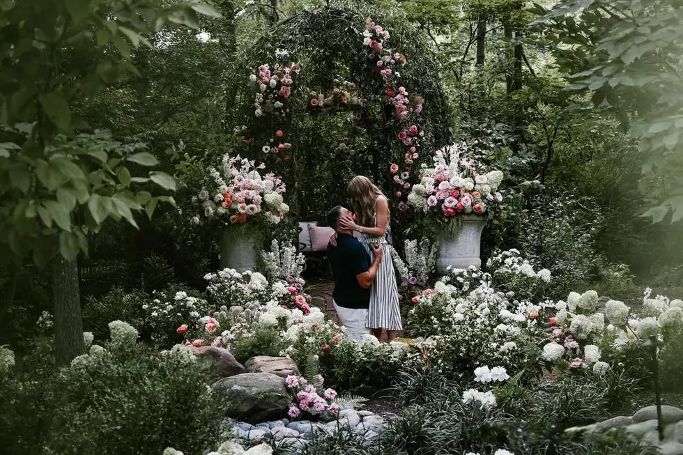 泰勒·斯威夫特官宣订婚：你的英文老师和体育老师要结婚了！