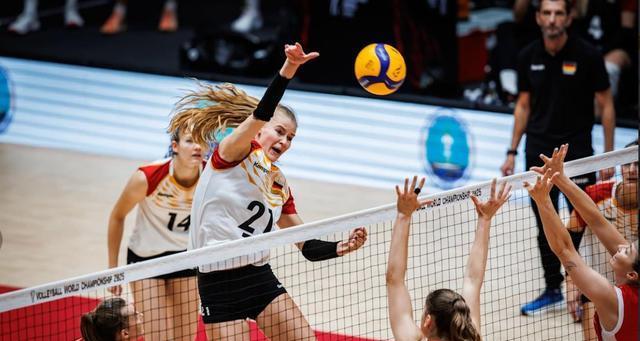 3-2！女排世锦赛：世界第三超级逆转，全队狂庆祝；中国双喜临门