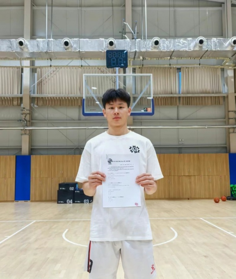 山东男篮官宣与克里斯续约 与陈林坚以及5名小将完成签约