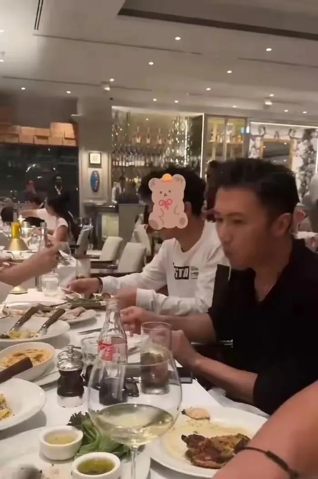 谢霆锋带大儿子迪拜玩赛车，两父子走路插口袋戴墨镜一样帅气十足