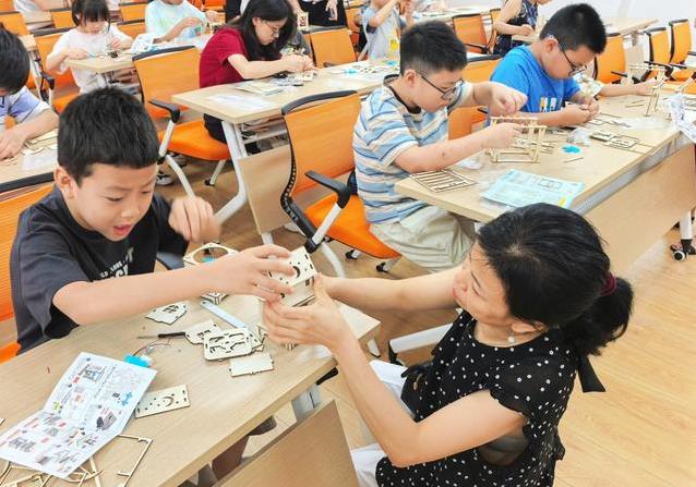 孩子摆弄牛顿摆惊呆家长，社区活动点燃科学梦！