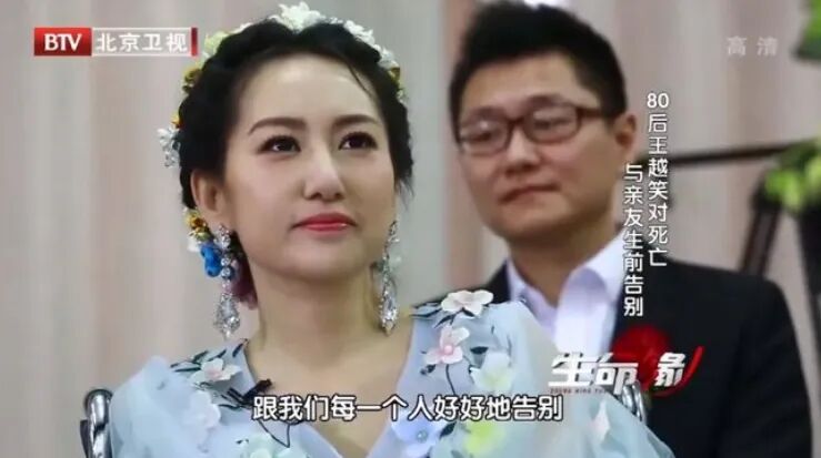 2016��2�£������������£�һλ��װ���ĵ���������Ц���绨��Ů���߽��˻᳡�� �����ϵ�Ů�����������ڳ���Ա�����к��������������ˣ�ȴ��������ϴ�档 ������β����������ɻ� ���ǻ����ֳ������Ǿۻ�ſ�� ʵ���ϣ�����һ��׷���ᡣ ���ⳡ׷��