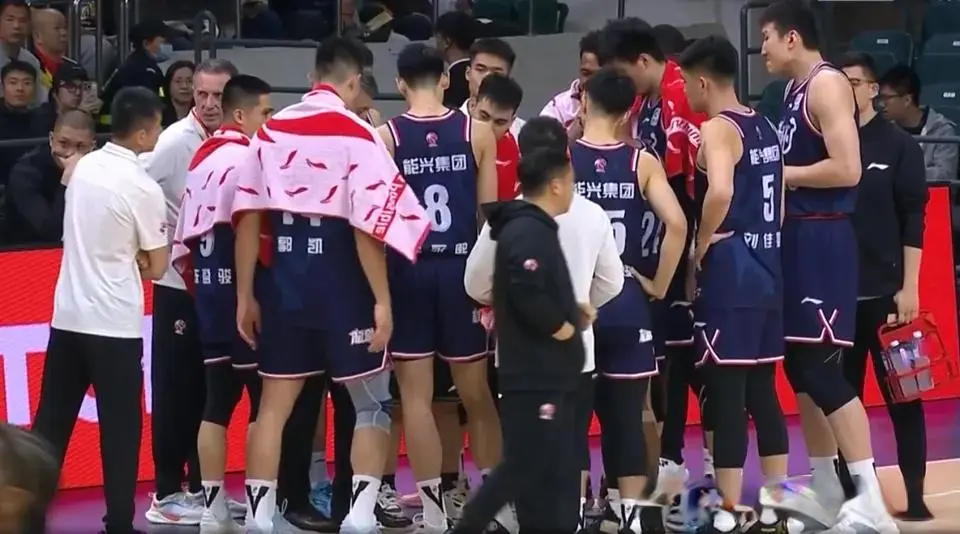 一个也没留！CBA历史罕见拆队速度：广州男篮季后赛八强班底全部离队