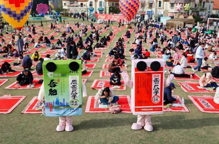 洽洽“花样嗑瓜子大赛”。