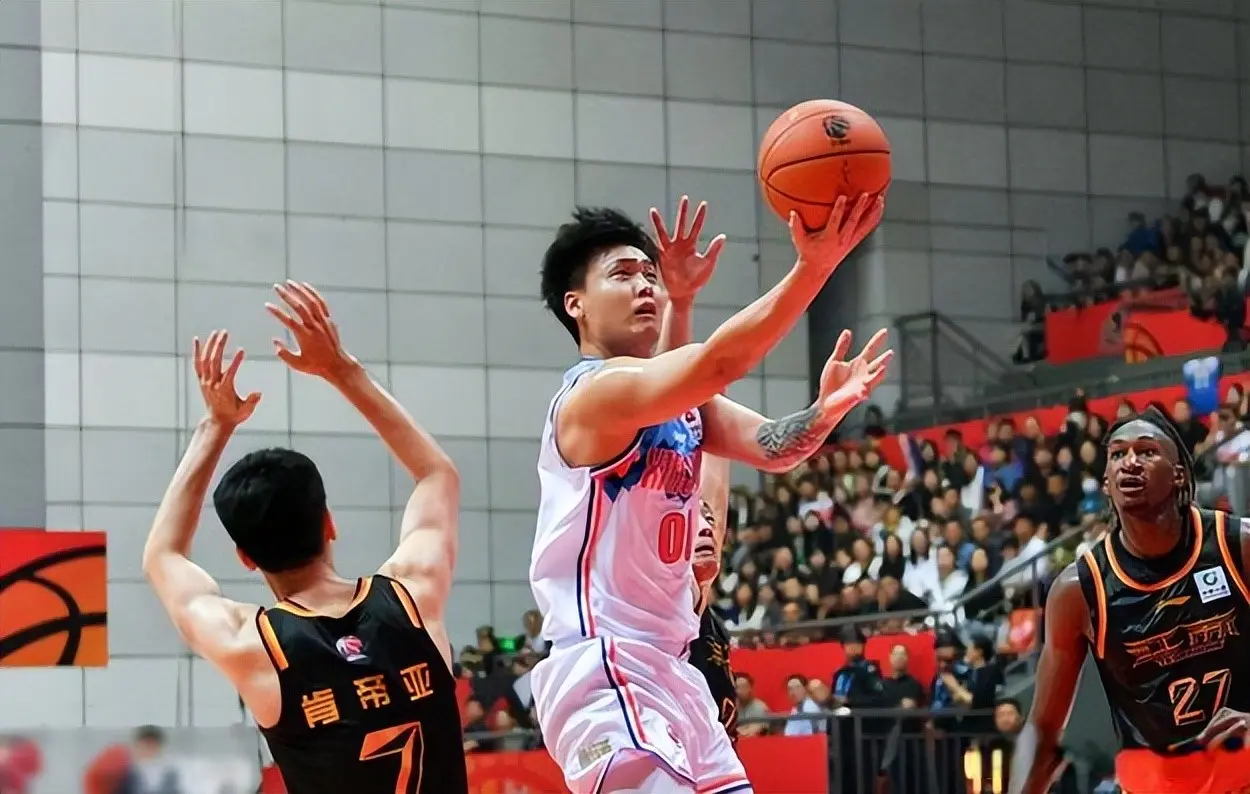 曝北京首钢抢人失败！赵睿接近加盟北控男篮，争冠格局再次被打乱