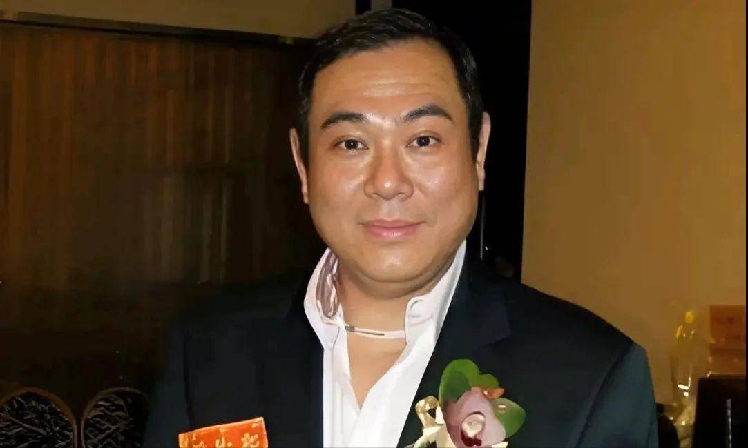 港片绿叶段伟伦逝世，成龙“左右护法”传奇落幕，恩怨过往引唏嘘
