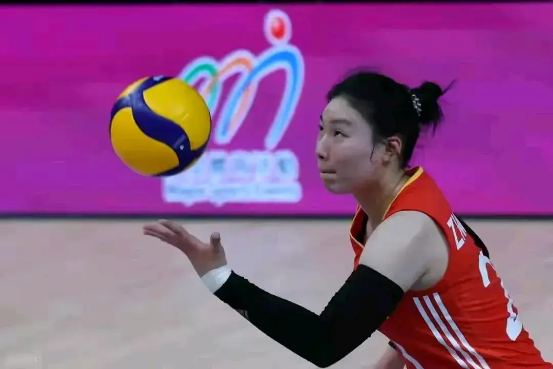 17岁二传惊艳 中国女排小组第一晋级 多项数据榜上有名！