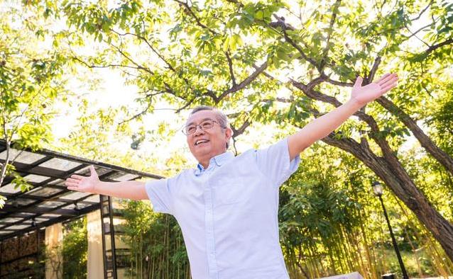 60岁后膝盖咯噔响，她还拼命跳舞，聪明锻炼法救身体