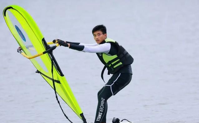 海口少年乘风破浪，帆船课火爆校园，六年竟带出百万商机？