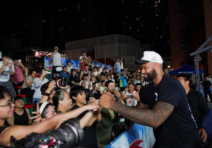 前NBA球星现身2025“海口杯”篮球联赛琼山赛区决赛现场