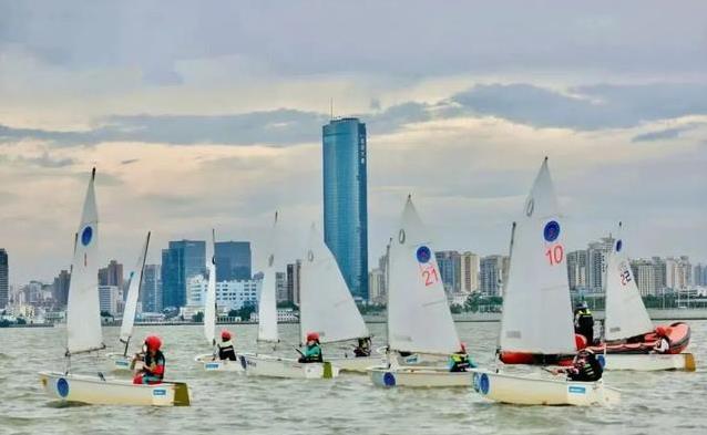 海口少年乘风破浪，帆船课火爆校园，六年竟带出百万商机？