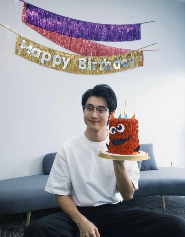 孙丞潇主动晒生日照，新发型一换甩张维伊八条街，以前是委屈他了