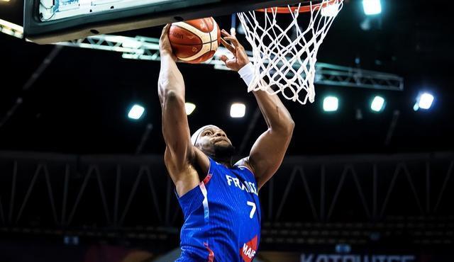 法国男篮28分大胜！12人上场全得分，NBA状元替补4中3轰10分