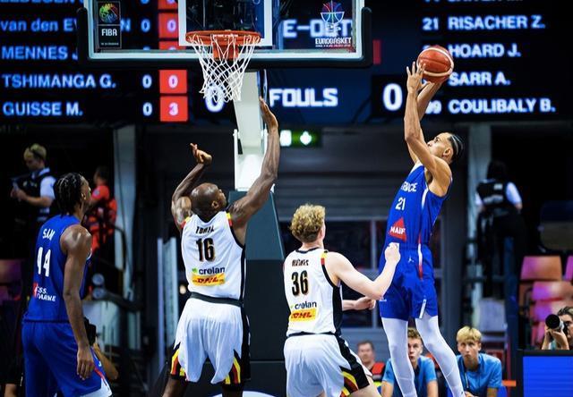 法国男篮28分大胜！12人上场全得分，NBA状元替补4中3轰10分