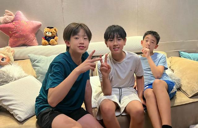 刘畊宏带陈小春吴尊儿子运动，三小帅哥同框好帅气，都长高长大了