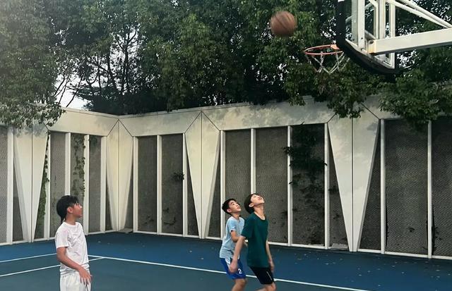 刘畊宏带陈小春吴尊儿子运动，三小帅哥同框好帅气，都长高长大了
