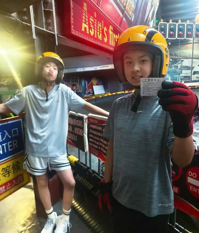 刘畊宏带陈小春吴尊儿子运动，三小帅哥同框好帅气，都长高长大了