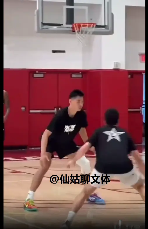 崔永熙最新训练视频，持球能力明显提升，但受伤的左脚还不敢发力