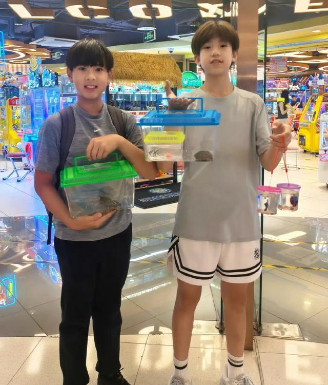 刘畊宏带陈小春吴尊儿子运动，三小帅哥同框好帅气，都长高长大了