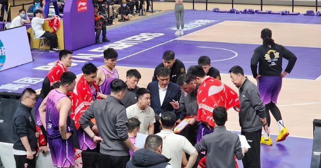 广东宏远新签外援遭质疑，上海2新星转会辽宁，青岛浙江交易达成