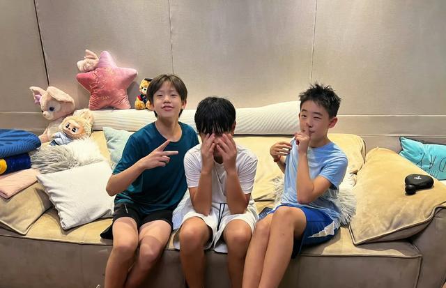 刘畊宏带陈小春吴尊儿子运动，三小帅哥同框好帅气，都长高长大了