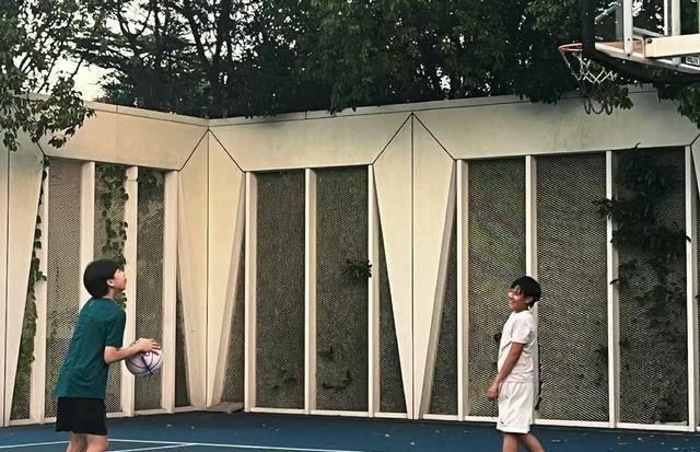 刘畊宏带陈小春吴尊儿子运动，三小帅哥同框好帅气，都长高长大了