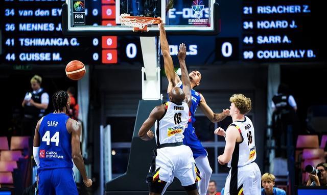 法国男篮28分大胜！12人上场全得分，NBA状元替补4中3轰10分